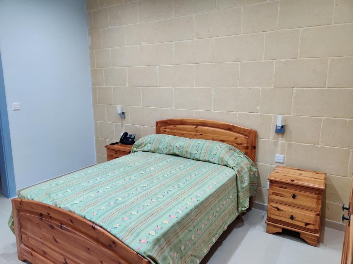 Country Inn Sannat Dış mekan fotoğraf