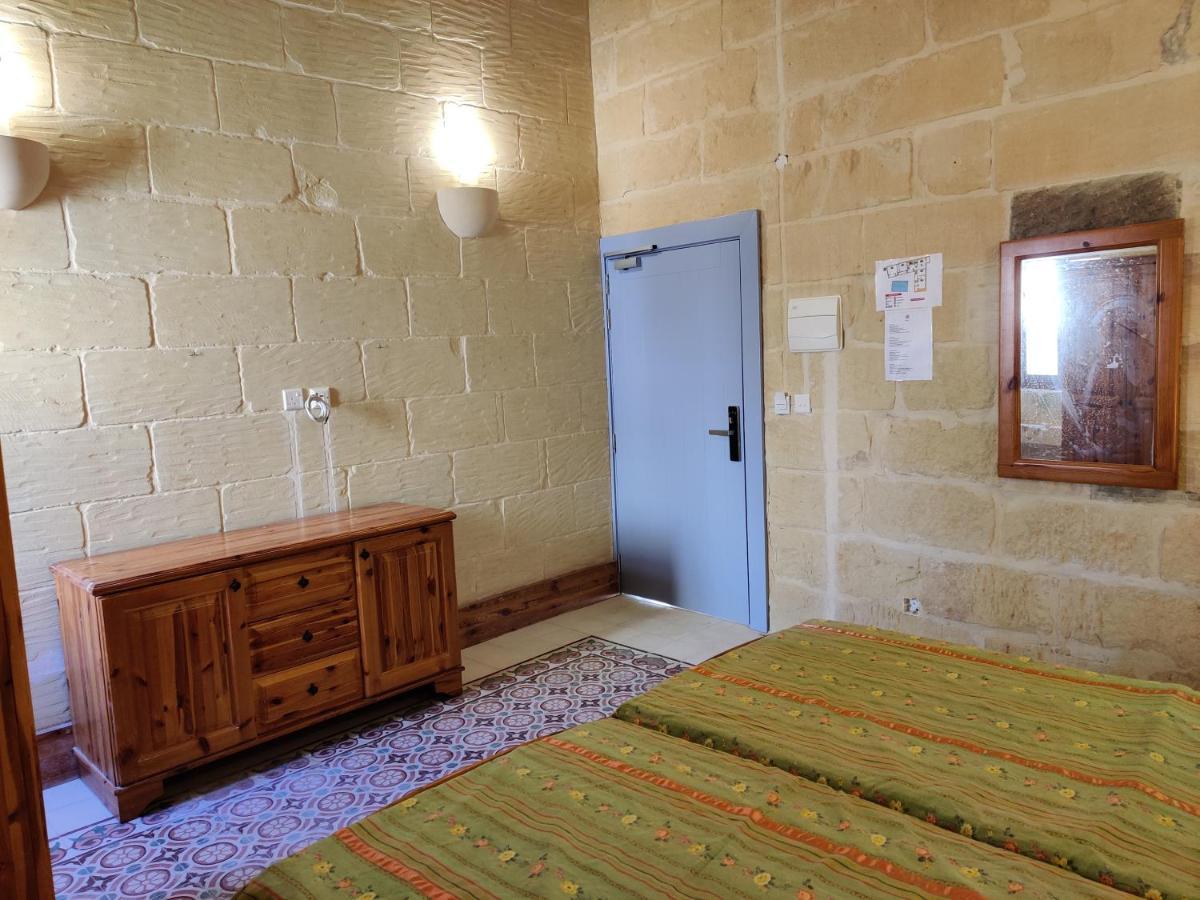 Country Inn Sannat Dış mekan fotoğraf