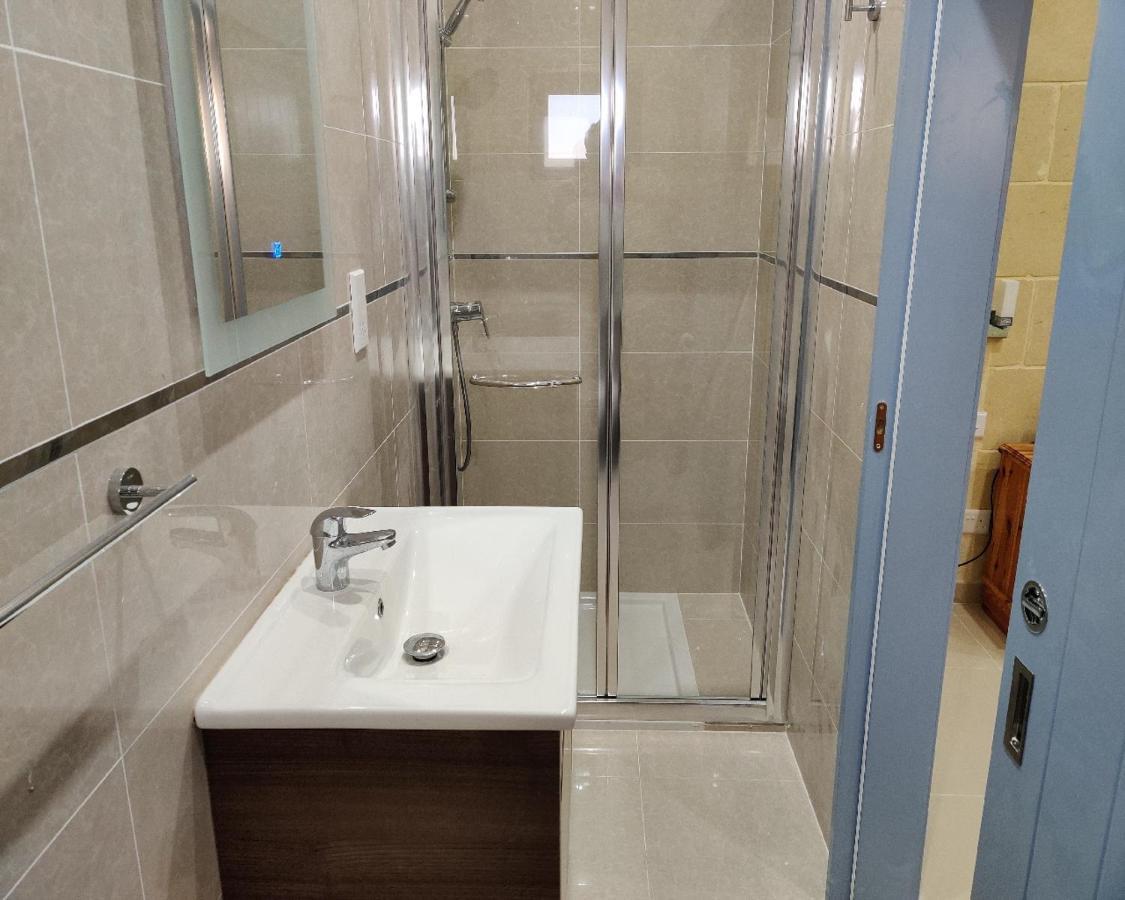 Country Inn Sannat Dış mekan fotoğraf